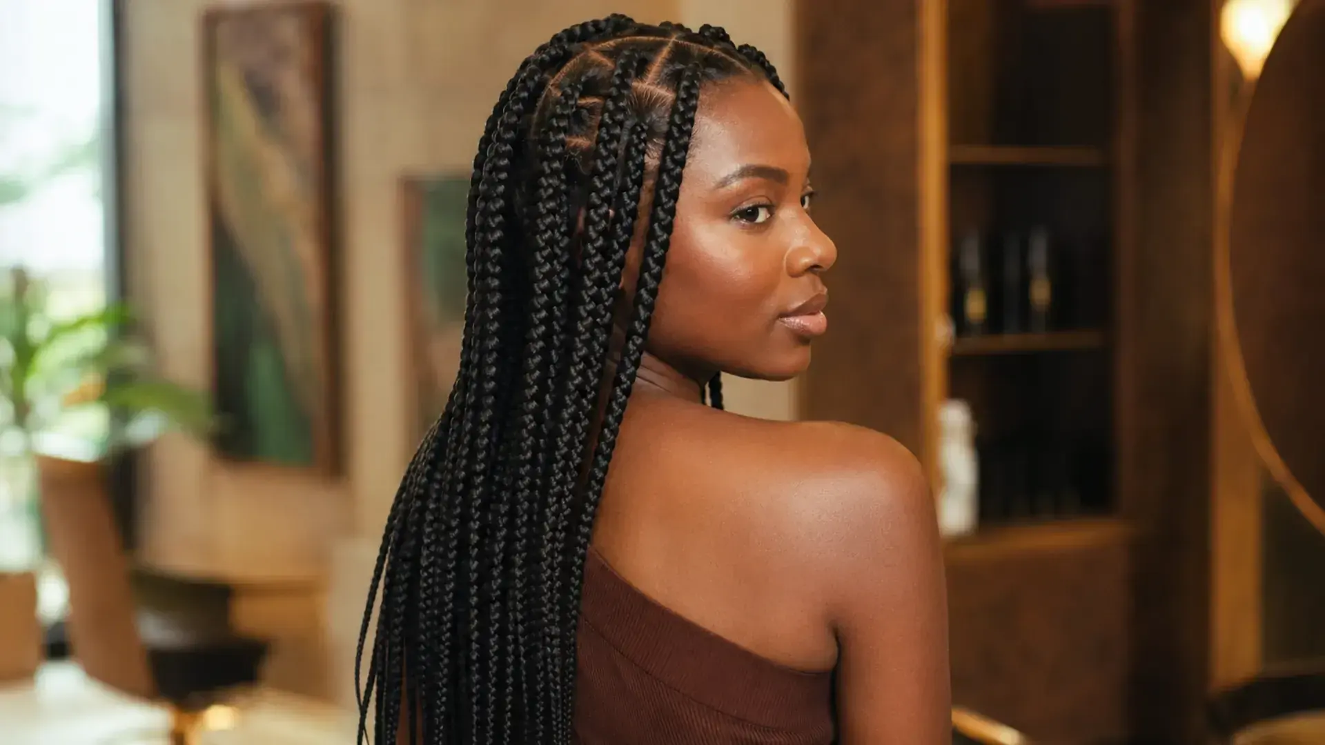 Mulher africana com box braids médias e acabamento uniforme